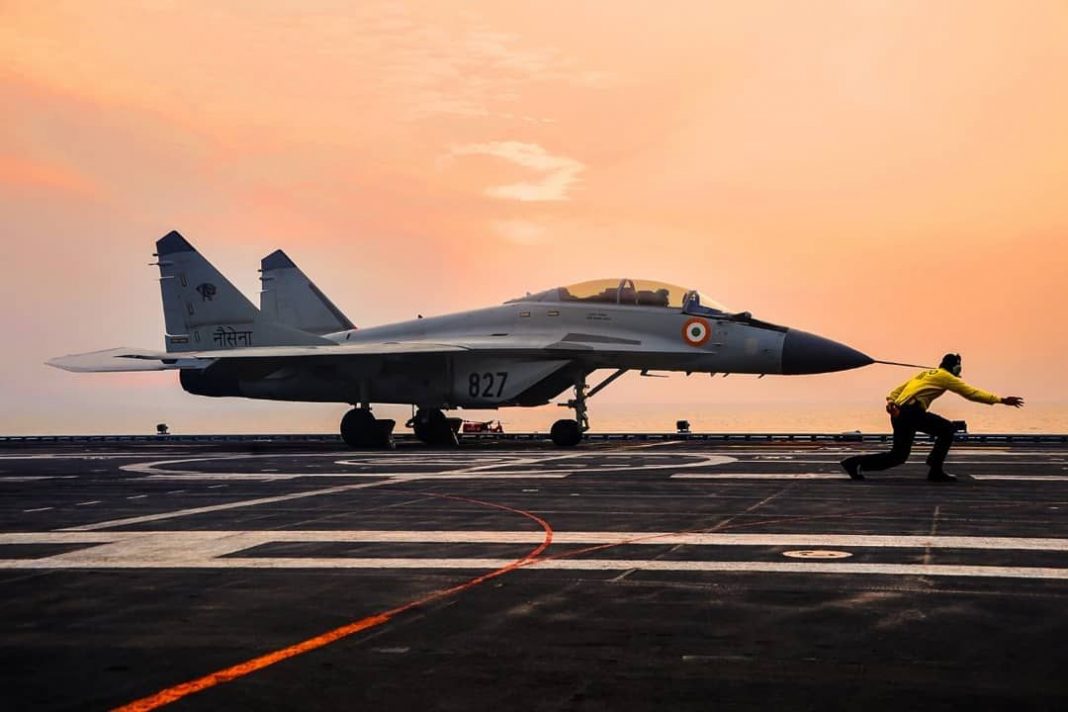 Pilot, Observer And Technical Officer - Naval Aviation As A Career | DDE