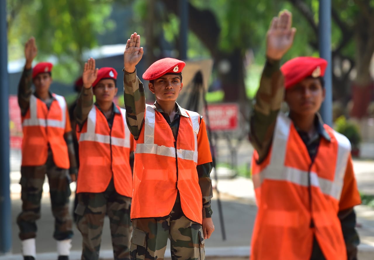 women military police soldiers