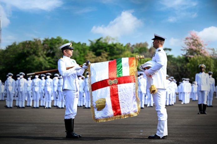President Of India Presents President's Colour To Ins Valsura - DDE
