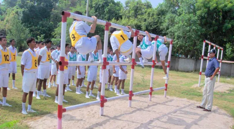 Candidates crossing figure of eight during snake race.