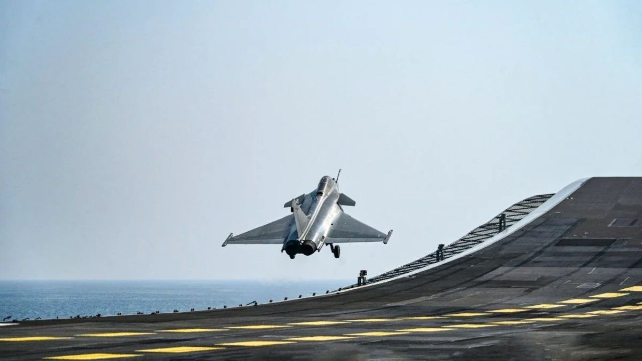 Rafale M landing on INS Vikrant